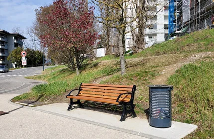 Bancs centaure et corbeilles contemporaines &agrave; Saint-Julien-en-Genevois (74)